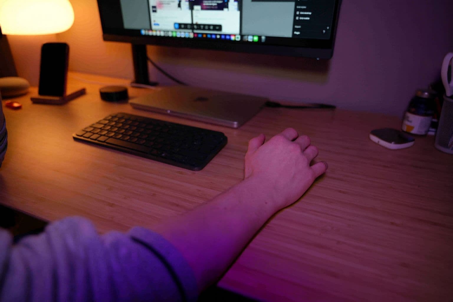 Un poste de bureau avec la main sur une souris d'ordinateur